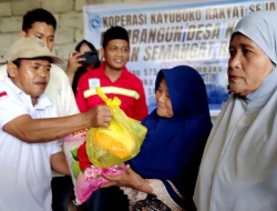 Perdana Koperasi Kayuboko Rakyat Sejahtera Distribusikan 575 Paket Sembako