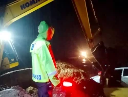 Polisi Evakuasi Delapan Kendaraan Tertimbun Longsor Kebun Kopi