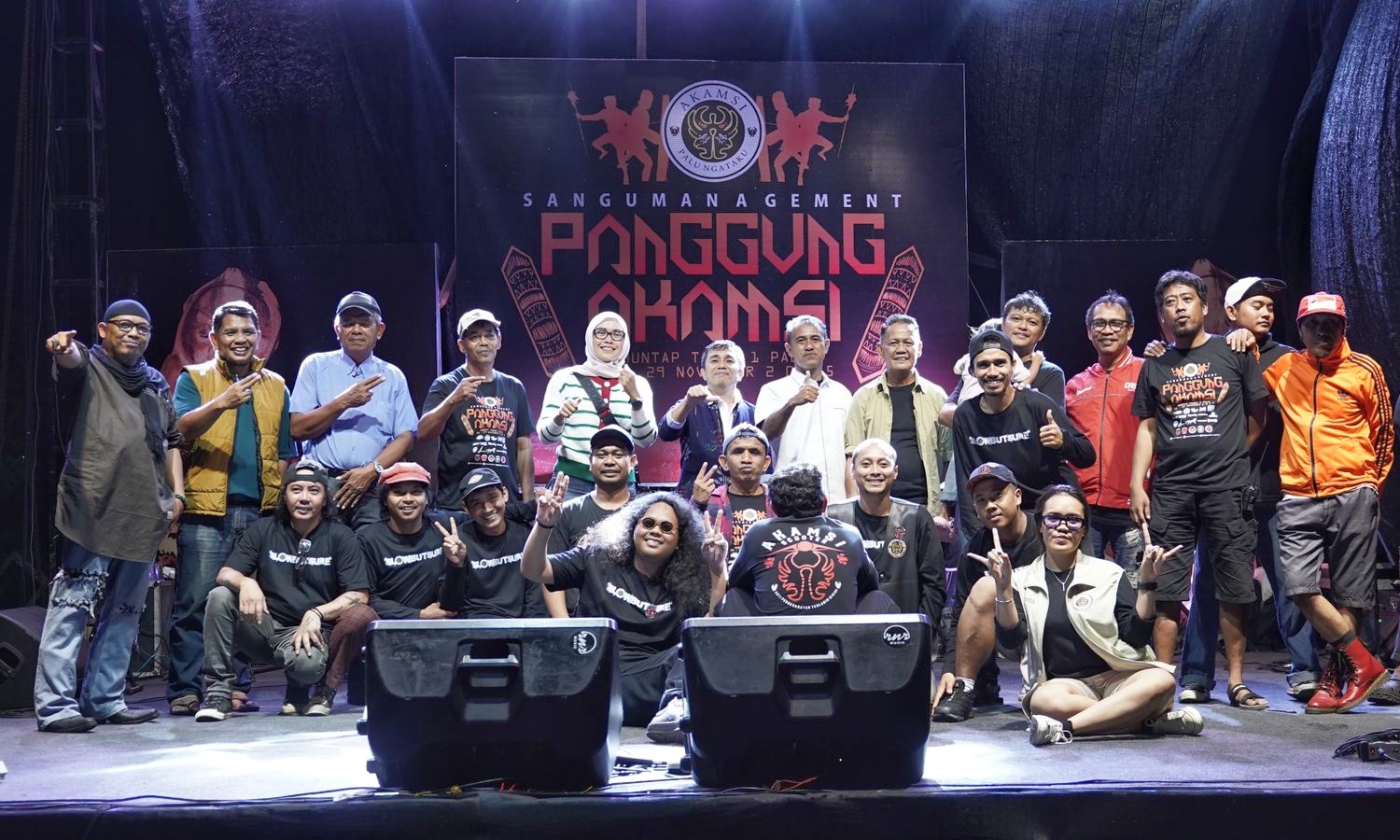 Akamsi Palu Ngataku berpose bersama Kadis Pariwisata Kota Palu, Ridwan Mustapa, Anggota DPRD Kota Palu, H. Nanang, Kapolsek Mantikolore, Andi Rampewali, dan Pemerintah Kelurahan Tondo. Dok. Akamsi Palu Ngataku/Gun)