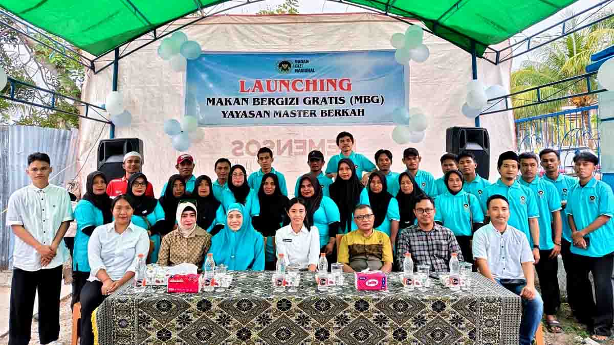 Ketua Yayasan Master Berkah bersama unsur pemerintah setempat melakukan pengguntingan pita sebagai tanda peresmian Program Makan Bergizi Gratis (MBG) melalui SPPG Dapur Masigi di Kelurahan Masigi, Kecamatan Parigi, Kabupaten Parigi Moutong, Sabtu (7/3/2026). Program ini diharapkan mampu meningkatkan kualitas gizi anak sekaligus mendorong ekonomi masyarakat lokal. Foto: Rizky.