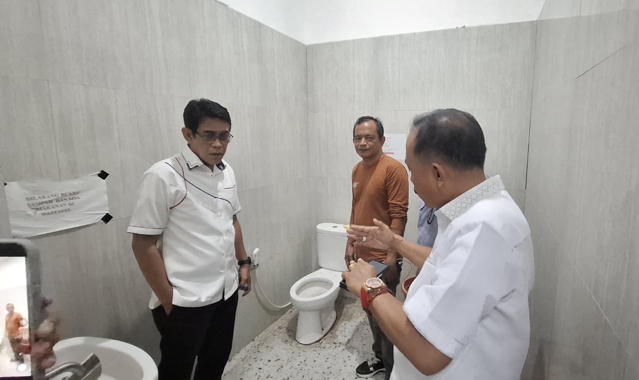 Bupati Temukan Lima Toilet di Puskesmas Sausu Rusak