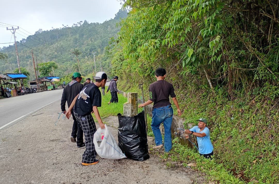 Kolaborasi Pecinta Alam Bersihkan Jalur Palu–Parigi